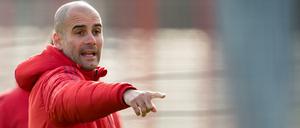 Da geht's lang. Trainer Pep Guardiola bei einer Trainingseinheit des FC Bayern München. Der Rekordmeister reist am Mittwoch ins Trainingslager nach Doha.