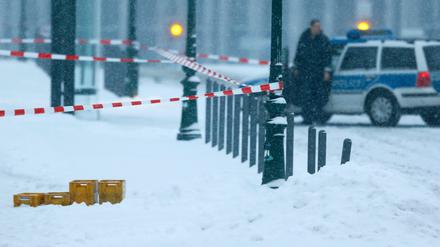 Die Postsendung liegt noch auf dem verschneiten Weg.