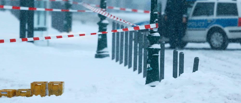 Die Postsendung liegt noch auf dem verschneiten Weg.