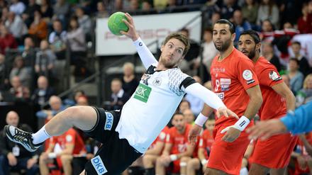 Fliegender Kreisläufer. Deutschlands Hendrik Pekeler (l.) im Sprungwurf auf das Tor gegen Tunesiens Amine Bannour. 