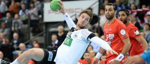 Fliegender Kreisläufer. Deutschlands Hendrik Pekeler (l.) im Sprungwurf auf das Tor gegen Tunesiens Amine Bannour. 