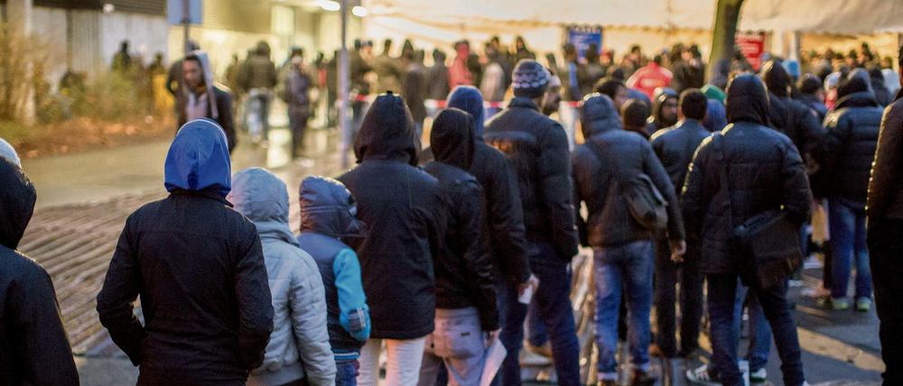 Flüchtlinge warten vor dem Lageso - das Chaos vor der Behörde ist eins von mehreren Beispielen, in denen der Senat ganz offensichtlich versagt hat.