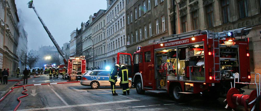 Löscharbeiten der Feuerwehr finden am Sonntag in Görlitz (Sachsen) statt. Bei der Explosion in einem Görlitzer Wohnhaus am Sonntag sind zwölf Menschen verletzt worden.