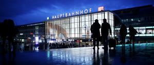 Der abendlich beleuchtete Hauptbahnhof in Köln.