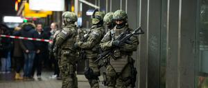 Polizisten stehen in München vor dem Hauptbahnhof. Die Polizei in München hat am Silvesterabend vor einem Terroranschlag in der bayerischen Landeshauptstadt gewarnt. 