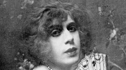 Lili Elbe ist die erste Frau, die sich einer Geschlechtsangleichenden Operation unterzogen hat. Der operierende Arzt war ein Mitarbeiter von Hirschfelds Institut für Sexualwissenschaften