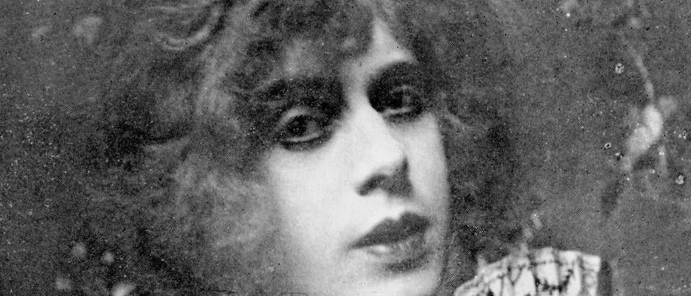 Lili Elbe ist die erste Frau, die sich einer Geschlechtsangleichenden Operation unterzogen hat. Der operierende Arzt war ein Mitarbeiter von Hirschfelds Institut für Sexualwissenschaften