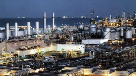 Eine Erdölraffinerie bei Dhahran an der Ostküste von Saudi-Arabien.