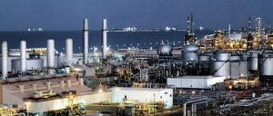 Eine Erdölraffinerie bei Dhahran an der Ostküste von Saudi-Arabien.