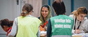 Flüchtlinge erhalten am 07.12.2015 in der Erstaufnahme-Einrichtung des Deutschen Roten Kreuzes von Helfern auf dem Gelände der Technischen Universität in Dresden (Sachsen) Deutsch-Unterrricht. 