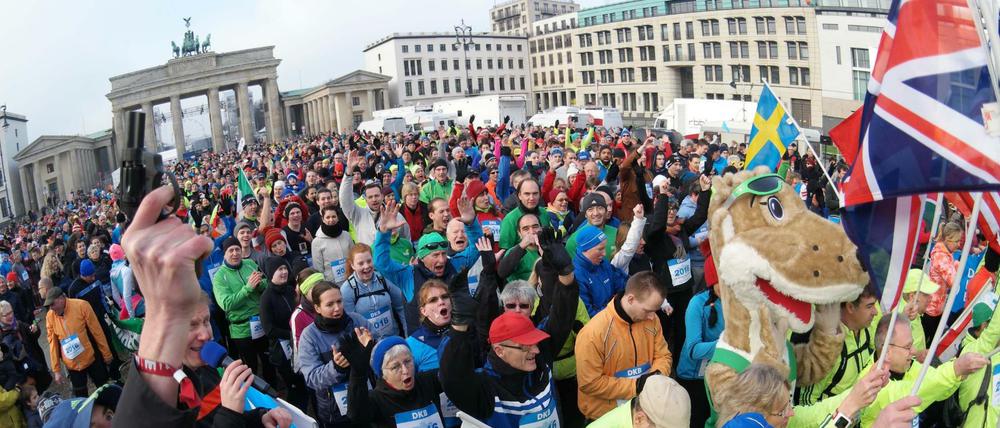 Guter Vorsatz: Mehr laufen! Diese Berliner haben sich die Sache offenbar gut überlegt. Die vier Kilometer des Neujahrslaufs vom Brandenburger Tor zum Berliner Dom waren aber auch mit leichtem Kater wohl ganz gut zu schaffen.
