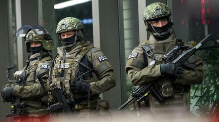 Schwer bewaffnete Polizisten stehen Silvester vor dem Münchener Hauptbahnhof. Die Polizei bleibt auch an Neujahr in Alarmbereitschaft.
