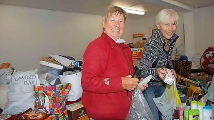 Ehrenamtlich in der Flüchtlingsbetreuung engagiert sind viele Menschen in Steglitz-Zehlendorf, darunter auch die Zehlendorferinnen Antje Strauss (links) und Brigitte Otto, die, wie auf diesem Bild zu sehen, im Flüchtlingsheim am Hohentwielsteig mitarbeiten.