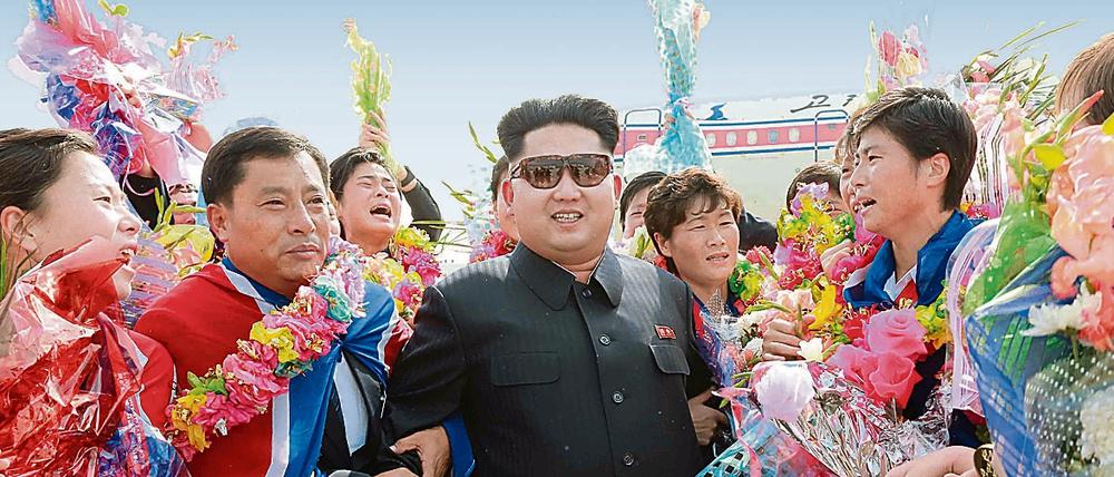 Kim Jong Un begrüßt die nordkoreanischen Fußball-Nationalspielerinnen am Flughafen. Der Diktator will das Image des Landes verbessern - auch mithilfe des Fußballs.