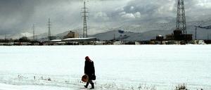 Waren, Daten und Touristen bewegen sich schon längst rund um die Welt - jetzt suchen auch Menschen eine neue Heimat. Das Foto zeigt eine Einwohnerin eines Flüchtlingscamps im Libanon.