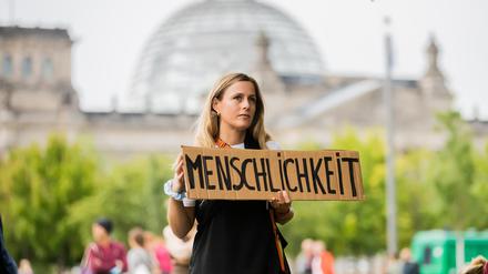 Eine Frau bei einer Demonstration für die Aufnahme von Menschen aus Afghanistan, vor dem Bundeskanzleramt.