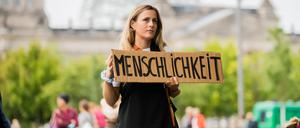 Eine Frau bei einer Demonstration für die Aufnahme von Menschen aus Afghanistan, vor dem Bundeskanzleramt.