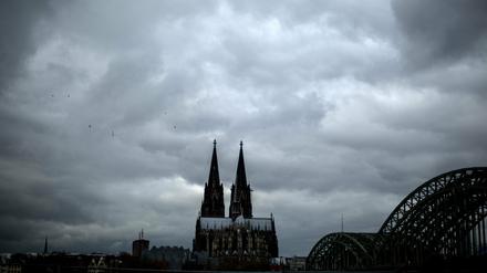 Dunkle Wolken über dem Kölner Dom. In der Silvesternacht kam es rund um den Dom zu zahlreichen Übergriffen auf Frauen. 