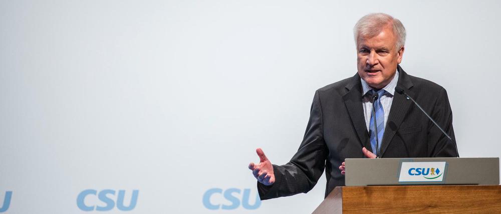 Der bayerische Ministerpräsident Horst Seehofer (CSU) legt sich beim Thema Obergrenze für Flüchtlinge fest: 200.000 pro Jahr seien das Maximum.