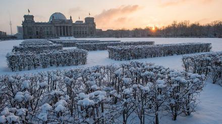 Ab Montag könnte wieder Schnee auf den Reichstag rieseln - und den Rest von Berlin natürlich. 