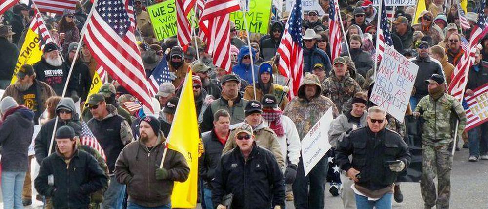 Demonstranten protestieren in Burns, Oregon, für die Freilassung der wegen Brandstiftung angeklagten Familie.