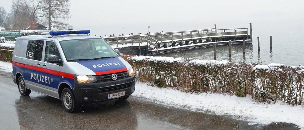 Die österreichische Polizei vor dem Traunsee. Hier wurden zwei Koffer mit Leichenteilen gefunden. 