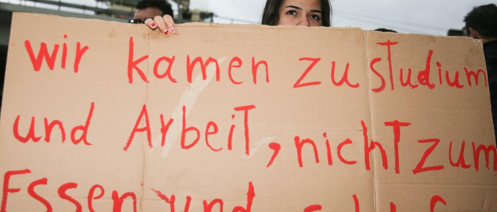 Eine Frau demonstriert in Hamburg für bessere Bleibeperspektiven für Flüchtlinge.