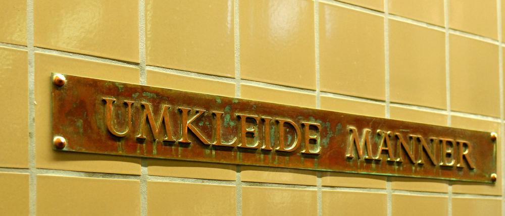 Hier ziehen sich die Männer im Stadtbad Neukölln um. Aber wohin gehen trans- oder intersexuelle Menschen?