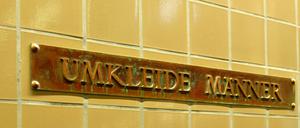 Hier ziehen sich die Männer im Stadtbad Neukölln um. Aber wohin gehen trans- oder intersexuelle Menschen?