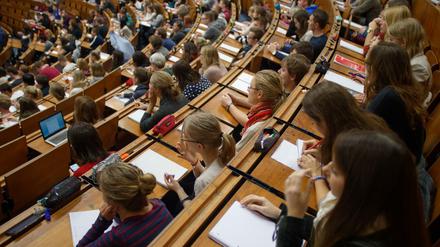 Ein Professor muss immer mehr Studierende, wie hier an der Georg-August-Universität in Göttingen, betreuen, bemängelt der Hochschulverband.