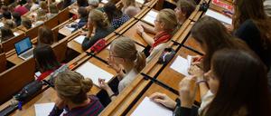 Ein Professor muss immer mehr Studierende, wie hier an der Georg-August-Universität in Göttingen, betreuen, bemängelt der Hochschulverband.