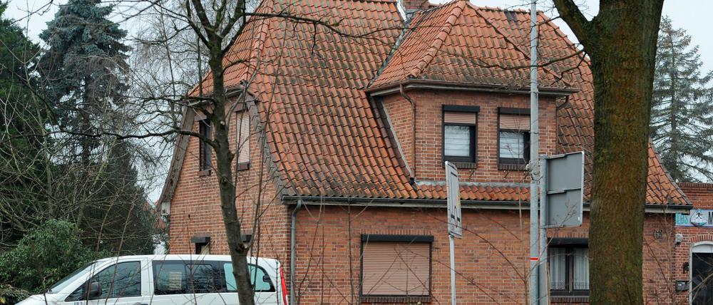 Das Wohnhaus in Asendorf (Niedersachsen) steht am Montag verlassen und verschlossen an der Bundesstraße 6. Bei einem Brand in der vorausgegangenen Nacht hatte die Feuerwehr die Leichen einer Mutter und ihres erwachsenen Sohnes in dem Haus aufgefunden.