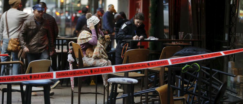 Vor dieser Bar in Tel Aviv tötete ein Attentäter zwei Menschen.