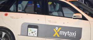 Einschusslöcher sind am Dienstag in den Türen eines Taxis auf der Holstenstraße im Hamburger Stadtteil St. Pauli zu sehen. Bei einer Schießerei nahe der Hamburger Reeperbahn war ein Rocker schwer verletzt worden.