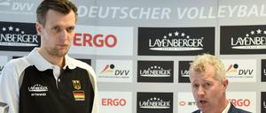 Noch in freudiger Erwartung auf ein erfolgreiches Turnier in Berlin: Robert Kromm (l) und Volleyball-Bundestrainer Vital Heynen Anfang Dezember in Berlin.