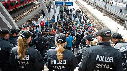 Eine Gruppe Flüchtlinge wartet auf dem Hauptbahnhof in Lübeck.