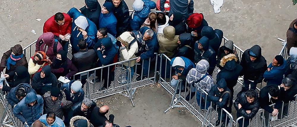 Das Lageso in Berlin steht mit seinen langen Schlangen wartender Asylsuchender inzwischen als Synonym für verfehlte Flüchtlingspolitik vor Ort.