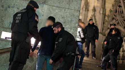 Polizisten kontrollieren am Dienstag vor dem Hauptbahnhof in Köln verdächtige Personen.