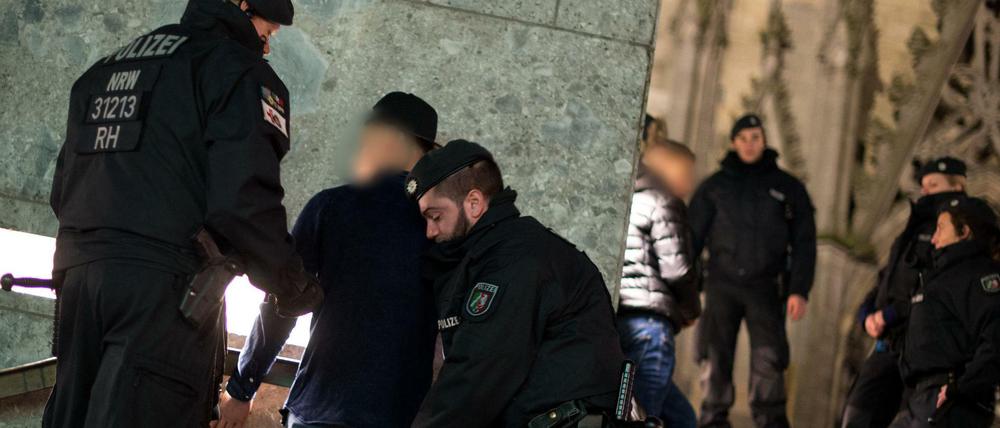 Polizisten kontrollieren am Dienstag vor dem Hauptbahnhof in Köln verdächtige Personen.