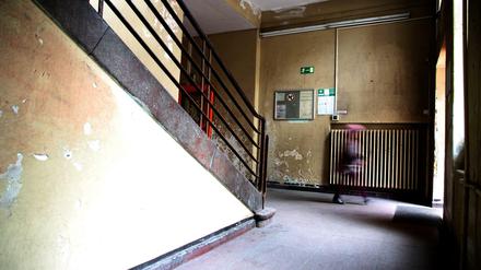 Blick in das Treppenhaus einer Grundschule.