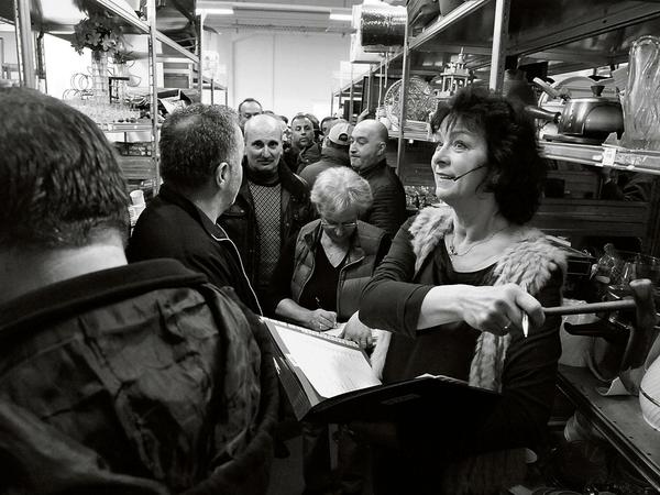 540... 550... Erster 550? Zweiter? Und verkauft. In ihrem Auktionshaus in Tempelhof schwingt Monika Beier das Hämmerchen.