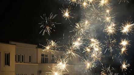 Hübsch - und Wunderkerzen sind wenigstens ungefährlich. Das aber trifft nicht auf alles zu, was in der Silvesternacht so abgefeuert wird.