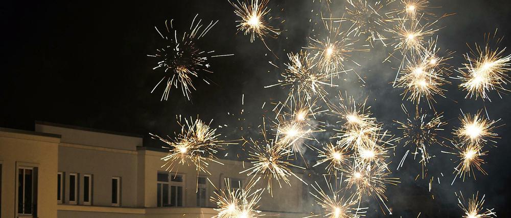 Hübsch - und Wunderkerzen sind wenigstens ungefährlich. Das aber trifft nicht auf alles zu, was in der Silvesternacht so abgefeuert wird.