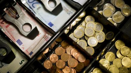 Mehr in der Kasse. Auch im Neuen Jahr können Verbraucher bei Versicherungen, Strom &amp; Co Geld sparen.