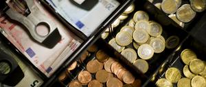 Mehr in der Kasse. Auch im Neuen Jahr können Verbraucher bei Versicherungen, Strom &amp; Co Geld sparen.