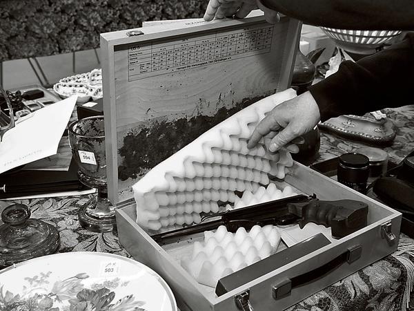 Lebenszeug. Der Wert, den die Dinge für ihre Besitzer hatten, geht nach deren Tod verloren. Ein neuer Wert muss gefunden werden.