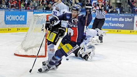 Geht doch! Eisbären-Kapitän André Rankel bejubelt sein Tor zum 4:0.