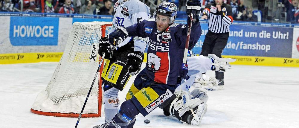 Geht doch! Eisbären-Kapitän André Rankel bejubelt sein Tor zum 4:0.