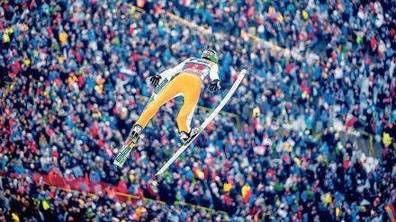 Auf Tragflächen ins Tal. Perfektes Material verleiht den Skispringern Flügel. 