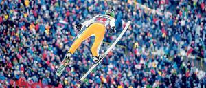 Auf Tragflächen ins Tal. Perfektes Material verleiht den Skispringern Flügel. 